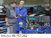 teacher and student in auto mechanics training class. Стоковое фото, агентство Ingram Publishing / Фотобанк Лори