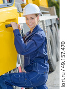 Woman entering cab of heavy goods vehicle. Стоковое фото, агентство Ingram Publishing / Фотобанк Лори