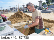 digging a grave. Стоковое фото, агентство Ingram Publishing / Фотобанк Лори
