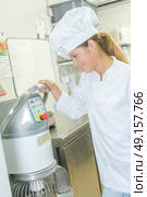 Baker using an industrial bread maker. Стоковое фото, агентство Ingram Publishing / Фотобанк Лори