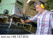 plating and coating setter. Стоковое фото, агентство Ingram Publishing / Фотобанк Лори