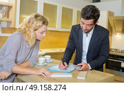 interior designer writing an estimate. Стоковое фото, агентство Ingram Publishing / Фотобанк Лори