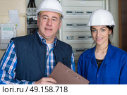 happy coworkers in helmets. Стоковое фото, агентство Ingram Publishing / Фотобанк Лори