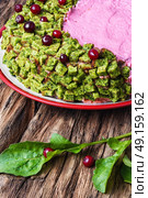 vegetable pie with spinach. vegetable low-calorie pie with spinach and cranberries. Стоковое фото, агентство Ingram Publishing / Фотобанк Лори