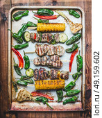 Tasty grill plate with roasted Meat skewers with vegetables and roasted corn ears, top view. Стоковое фото, агентство Ingram Publishing / Фотобанк Лори