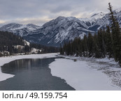 Frozen lake with mountain range in the background, Maligne Lake, Highway 16, Yellowhead Highway, Jasper, Jasper National Park, Alberta, Canada. Стоковое фото, агентство Ingram Publishing / Фотобанк Лори