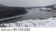 River flowing through snow covered landscape, Hudson's Hope, Peace River, British Columbia, Canada. Стоковое фото, агентство Ingram Publishing / Фотобанк Лори
