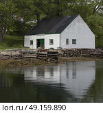 House at waterfront, Guysborough, Nova Scotia, Canada. Стоковое фото, агентство Ingram Publishing / Фотобанк Лори