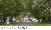 Houses by road in village, Sherbrooke, Nova Scotia, Canada. Стоковое фото, агентство Ingram Publishing / Фотобанк Лори