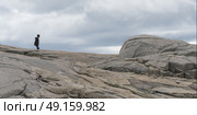 Boy walking at rocky coast, Peggy's Cove, Nova Scotia, Canada. Стоковое фото, агентство Ingram Publishing / Фотобанк Лори