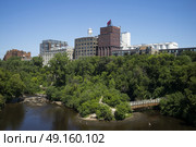 Buildings by Mississippi River, Minneapolis, Hennepin County, Minnesota, USA. Стоковое фото, агентство Ingram Publishing / Фотобанк Лори