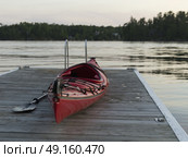 Kayak on a boardwalk, Lake of The Woods, Ontario, Canada. Стоковое фото, агентство Ingram Publishing / Фотобанк Лори
