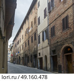 Buildings along street, Siena, Tuscany, Italy. Стоковое фото, агентство Ingram Publishing / Фотобанк Лори