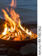 Campfire on dock, Lake of The Woods, Ontario, Canada. Стоковое фото, агентство Ingram Publishing / Фотобанк Лори