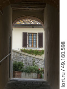 Narrow alley by houses in town, Radda in Chianti, Tuscany, Italy. Стоковое фото, агентство Ingram Publishing / Фотобанк Лори