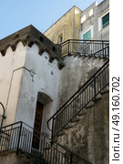 Low angle view of staircase at building, Capri, Campania, Italy. Стоковое фото, агентство Ingram Publishing / Фотобанк Лори