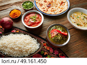 Palak Panner and Chicken Tikka Masala indian recipes on wood. Стоковое фото, агентство Ingram Publishing / Фотобанк Лори