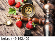 Turkish hookah with strawberry. Turkish smoking hooka with taste of ripe strawberry. Стоковое фото, агентство Ingram Publishing / Фотобанк Лори