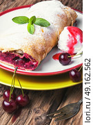 Home cherry strudel. Стоковое фото, агентство Ingram Publishing / Фотобанк Лори
