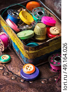 sewing retro buttons. Стоковое фото, агентство Ingram Publishing / Фотобанк Лори