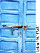 metal nail dirty     stripped paint in the brown   red wood door and rusty  knocker. Стоковое фото, агентство Ingram Publishing / Фотобанк Лори