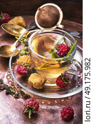 Tea with raspberries. Autumn warming and anti-cold tea with raspberries. Стоковое фото, агентство Ingram Publishing / Фотобанк Лори