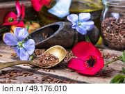 Flowers flax and linseed. Flax seeds,flax flowers red and blue on a wooden retro background. Стоковое фото, агентство Ingram Publishing / Фотобанк Лори