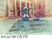 in the site of petra jordan the traditional coffe container isolated on a table. Стоковое фото, агентство Ingram Publishing / Фотобанк Лори