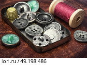 Old-fashioned button and thread. Стоковое фото, агентство Ingram Publishing / Фотобанк Лори