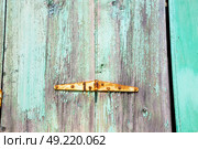 in the old wall a hinged window green wood and         rusty metal. Стоковое фото, агентство Ingram Publishing / Фотобанк Лори