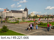 Фонтаны на площади им.Камала и вид на здание Татэнерго. Казань (2024 год). Редакционное фото, фотограф Олег Пученков / Фотобанк Лори