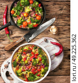 Vegetarian Italian Omelette. Vegetarian Italian omelette with vegetables in frying pan. Стоковое фото, агентство Ingram Publishing / Фотобанк Лори