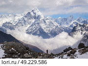 Ama Dablam mountain, sky, clouds, and hiker. Himalaya. Стоковое фото, фотограф Максим Забаровский / Фотобанк Лори