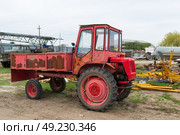 Универсальный трактор Т-16, тракторное шасси, редкий образец, ремонтируется на ферме. Городищенский район, Волгоградская область, Россия. (2024 год). Редакционное фото, фотограф Андрей Цыганков / Фотобанк Лори