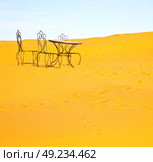 table and seat in desert sahara morocco africa yellow sand. Стоковое фото, агентство Ingram Publishing / Фотобанк Лори