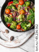 Vegetarian Italian Omelette. Italian cuisine.Vegetarian Italian omelet in baking dish. Стоковое фото, агентство Ingram Publishing / Фотобанк Лори