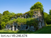 Руины старинной церкви Амбара (Мюссерский храм) солнечным майским днем.  Абхазия. Стоковое фото, фотограф Виктор Карасев / Фотобанк Лори