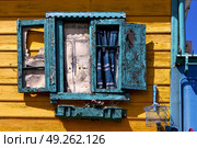 green venetian blind and a yellow wall  in la boca buenos aires argentina. Стоковое фото, агентство Ingram Publishing / Фотобанк Лори