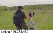 Hike of a large family through fields. Стоковое видео, видеограф Елизавета Малкова / Фотобанк Лори