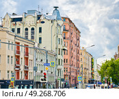 Улица Остоженка. Летний день перед дождем. Москва. Редакционное фото, фотограф E. O. / Фотобанк Лори