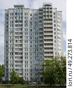 Многоквартирный 17-этажный жилой дом 2004 года постройки, типовой серии ГМС-2001, по адресу Осташковская улица, д.21. Москва. Редакционное фото, фотограф Елена Орлова / Фотобанк Лори