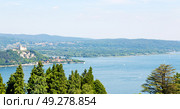 in italy landscape panorama of lake and mountain hill beautiful destination. Стоковое фото, агентство Ingram Publishing / Фотобанк Лори
