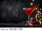 Refreshing Cocktail With Red Chili Garnish on a Dark Background Ready for Enjoyment. Стоковое AI-изображение, AI-художник Юлия Гапеенко / Фотобанк Лори