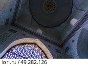 Ornament of the dome and interior of the Bibi Hanum mosque in Samarkand, Uzbekistan. Muslim oriental traditional geometric ornament. (2023 год). Стоковое фото, фотограф Емельянов Евгений Викторович / Фотобанк Лори