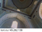 Ornament of the dome and interior of the Bibi Hanum mosque in Samarkand, Uzbekistan. Muslim oriental traditional geometric ornament. (2023 год). Стоковое фото, фотограф Емельянов Евгений Викторович / Фотобанк Лори