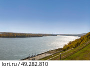 Осенний вид на реку Обь и городскую набережную с высоты Нагорного парка. Город Барнаул. Алтайский край (2020 год). Стоковое фото, фотограф Наталья Волкова / Фотобанк Лори