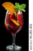 Refreshing Fruit Cocktail Served in a Stemmed Glass With Vibrant Garnishes and Bokeh Background. Стоковое AI-изображение, AI-художник Юлия Гапеенко / Фотобанк Лори