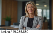 Confident Businesswoman Smiles in Modern Office Setting During Afternoon Meeting With Colleagues. Стоковое AI-видео, аниматор Оксана Медведева / Фотобанк Лори