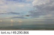Airplane before landing over tropical beach. Стоковое видео, видеограф Михаил Коханчиков / Фотобанк Лори