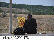 Иконописец во время работы на свежем воздухе (2020 год). Редакционное фото, фотограф Мария Деркунская / Фотобанк Лори